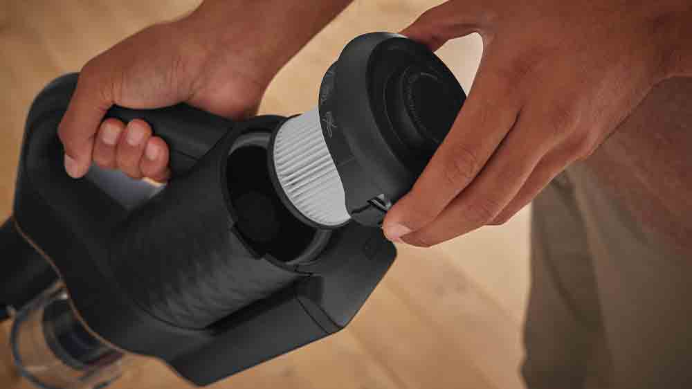 Člověk vkládá filtr MIELE HX-FDF 20 do vysavače_02