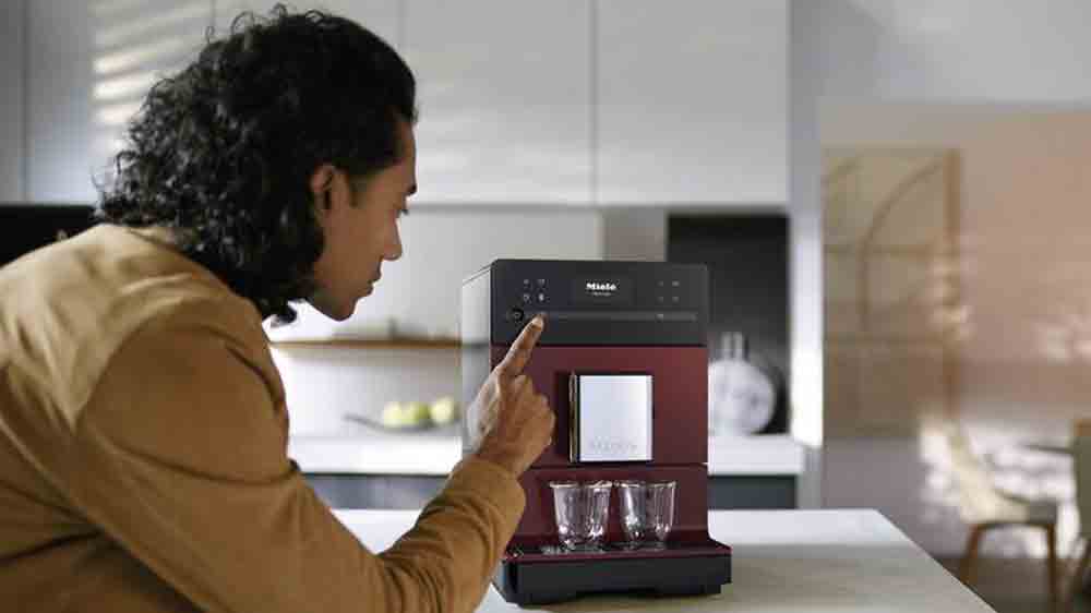 Muž si připravuje k&aacute;vu na k&aacute;vovaru Miele_02