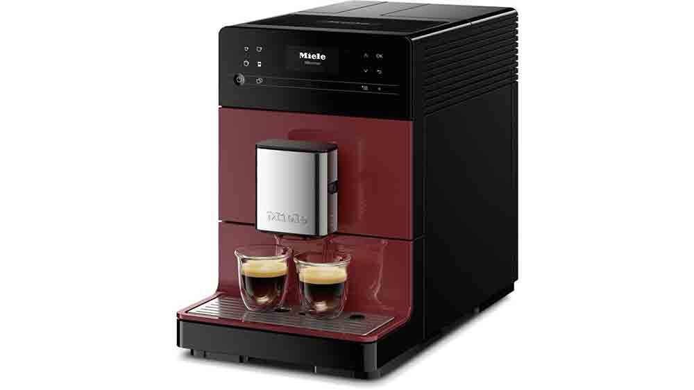 K&aacute;vovar a dvě připraven&eacute; ml&eacute;čn&eacute; k&aacute;vy_03