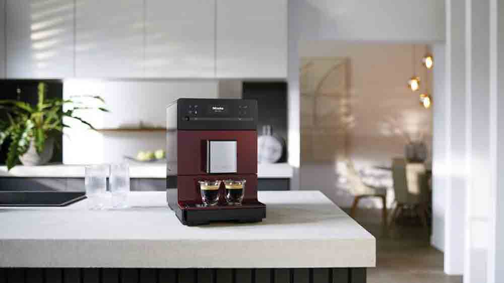 K&aacute;vovar na lince v kuchyni_05