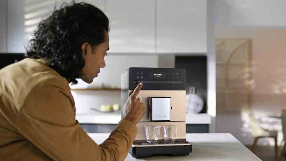 Muž si připravuje k&aacute;vu na k&aacute;vovaru_02