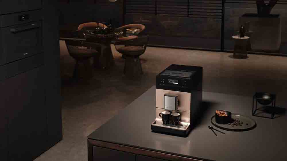 K&aacute;vovar a dvě ml&eacute;čn&eacute; k&aacute;vy_03