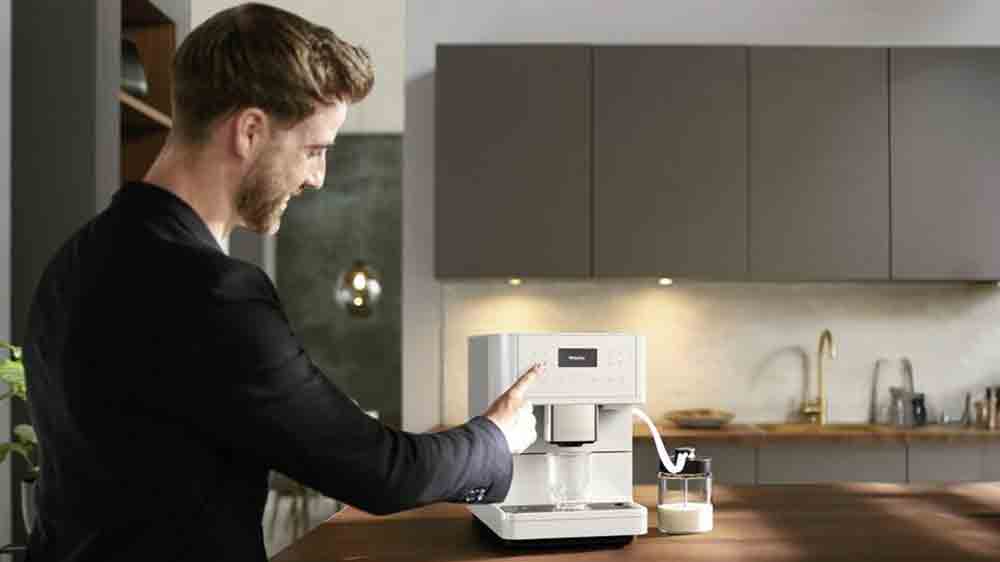 Muž si připravuje k&aacute;vu v automatick&eacute;m k&aacute;vovaru Miele CM 6160_02