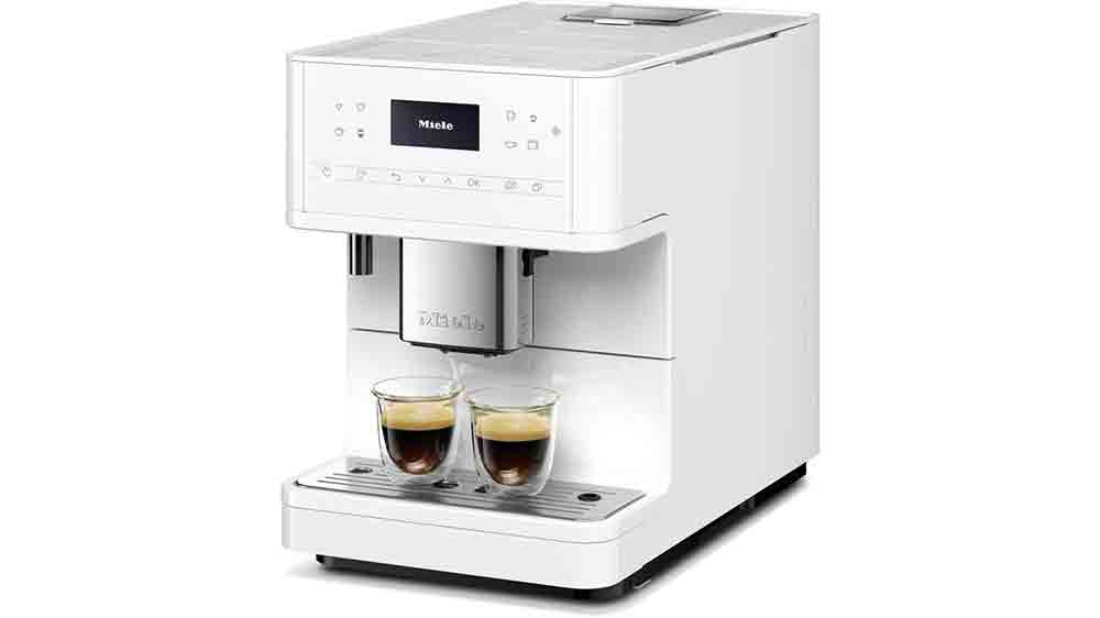 Automatick&yacute; k&aacute;vovar Miele a dvě připraven&eacute; k&aacute;vy_03