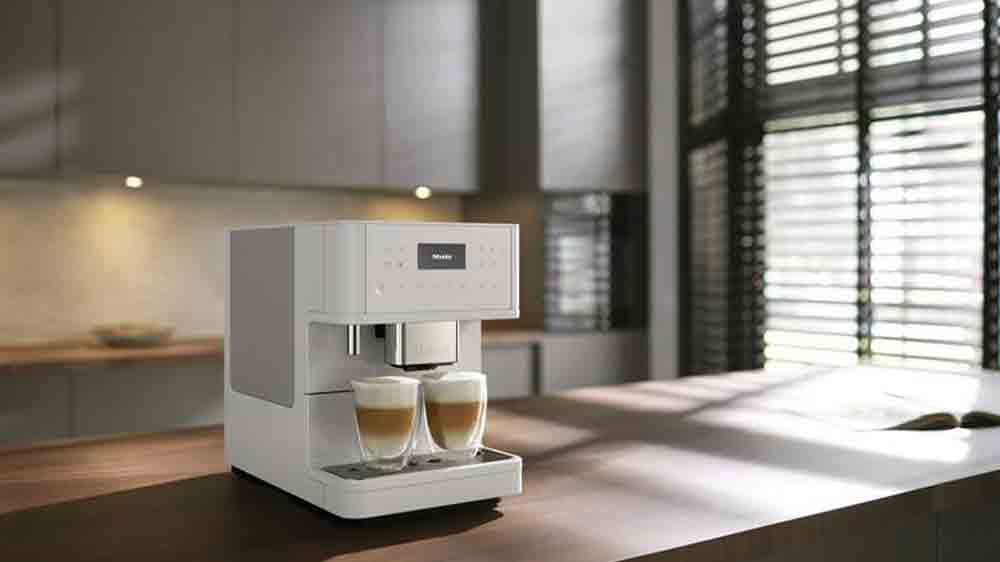 K&aacute;vovar Miele CM 6160 a dvě připraven&eacute; ml&eacute;čn&eacute; k&aacute;vy_06