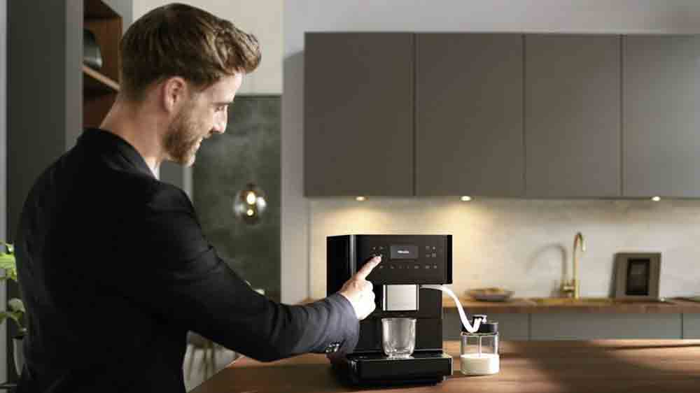 Muž si připravuje k&aacute;vu v automatick&eacute;m k&aacute;vovaru Miele CM 6160_02