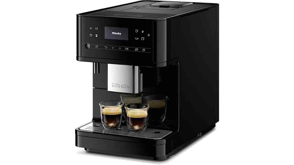 Automatick&yacute; k&aacute;vovar Miele a dvě připraven&eacute; k&aacute;vy_03