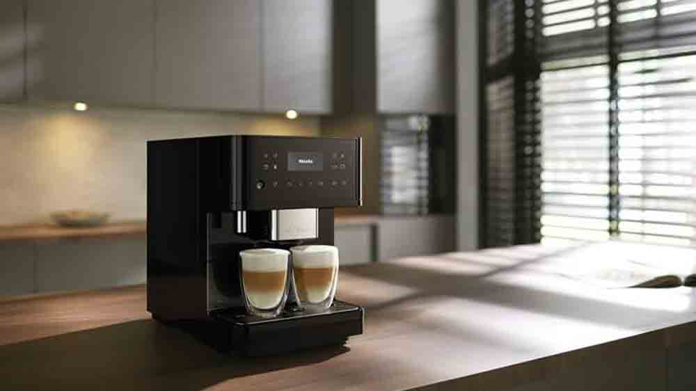 K&aacute;vovar Miele CM 6160 a dvě připraven&eacute; ml&eacute;čn&eacute; k&aacute;vy_06