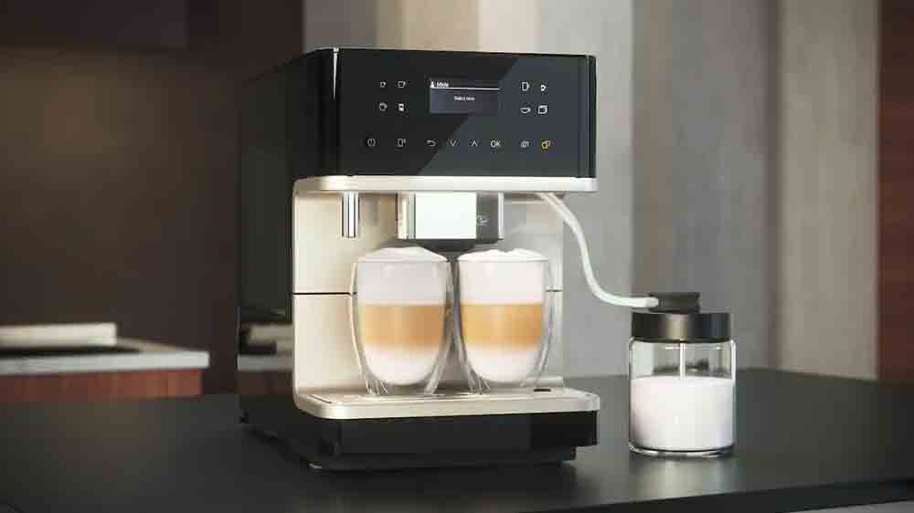 Kávovar Miele CM 6360 se dvěma připravenými kávami a nádobou na mléko_04