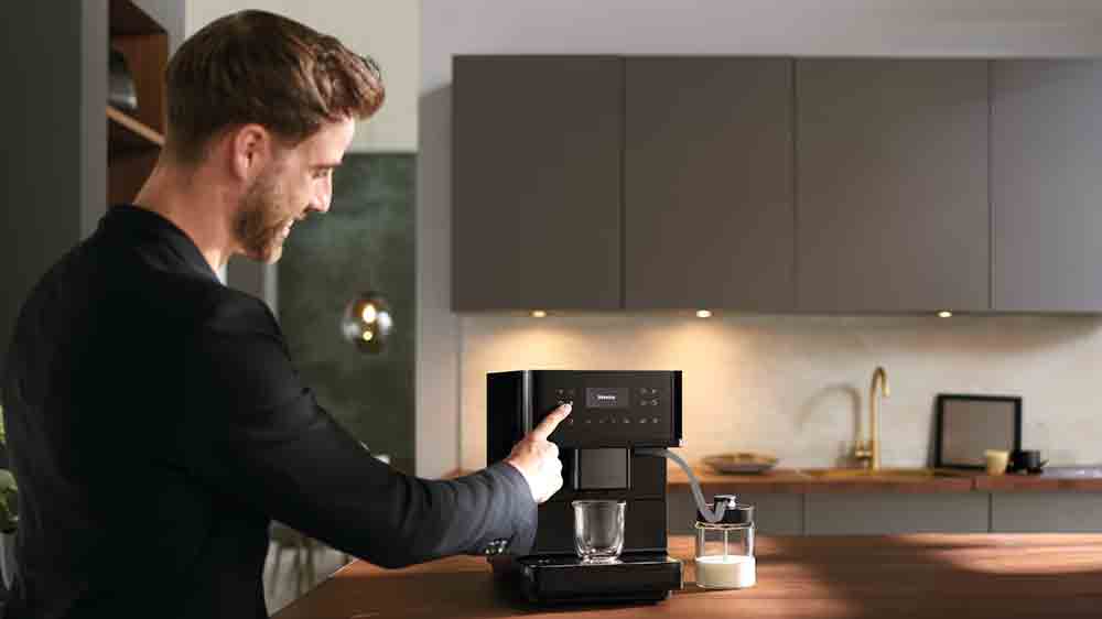 Muž vybírá kávu na automatickém kávovaru Miele CM 6360_02