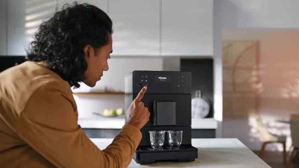 Muž si připravuje k&aacute;vu na k&aacute;vovaru_02