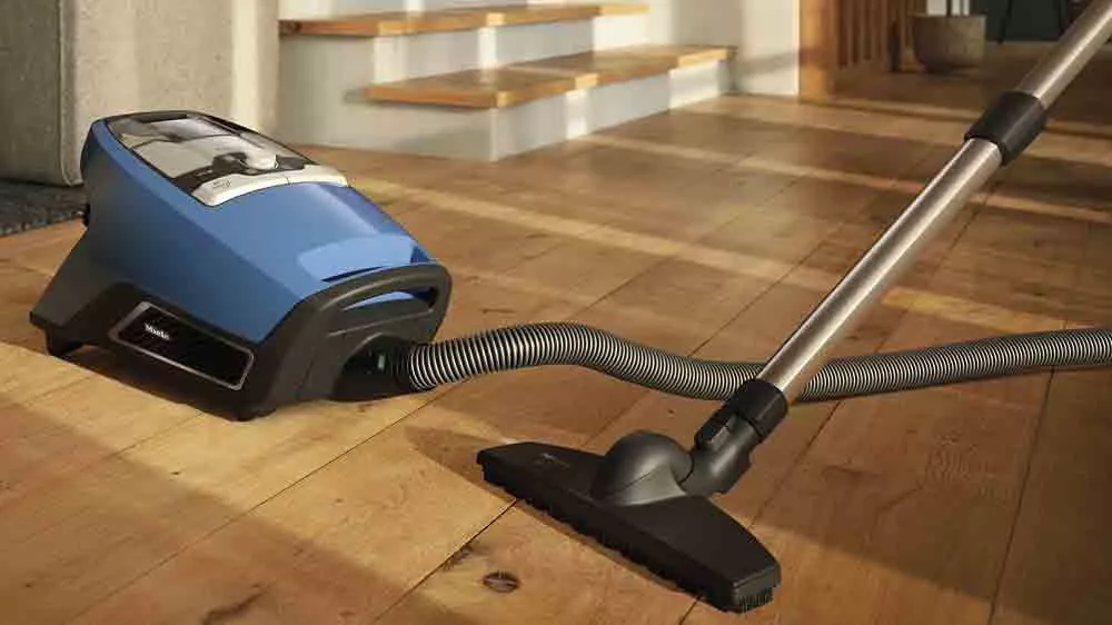 Vysávač Miele Blizzard CX1 Parquet na drevenej podlahe_02