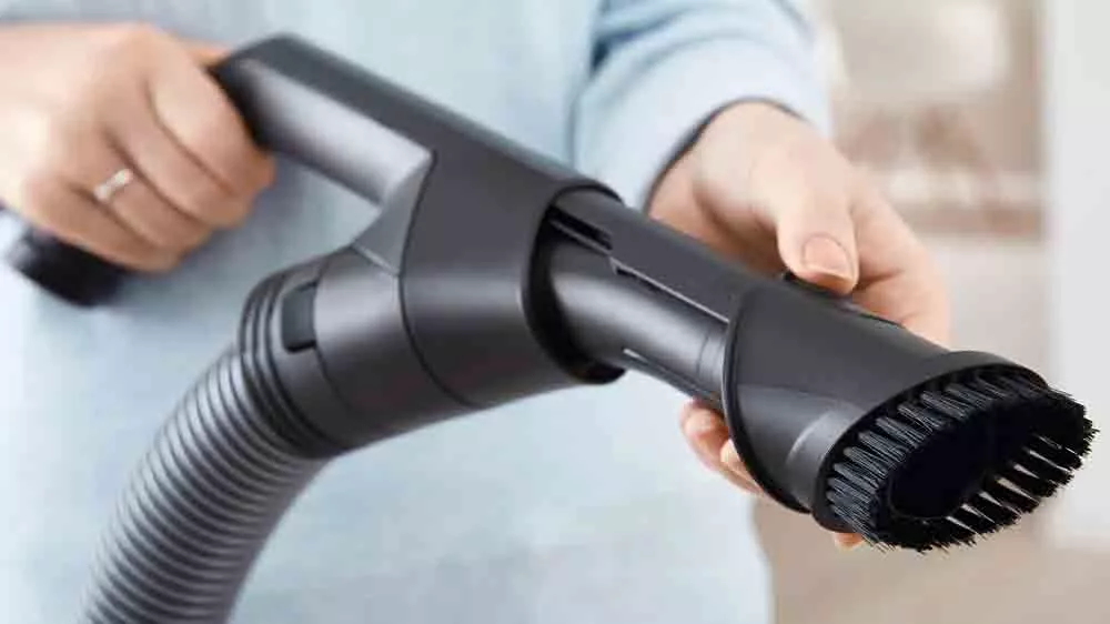 Ergonomická rukoväť s integrovanou sacou kefou_03