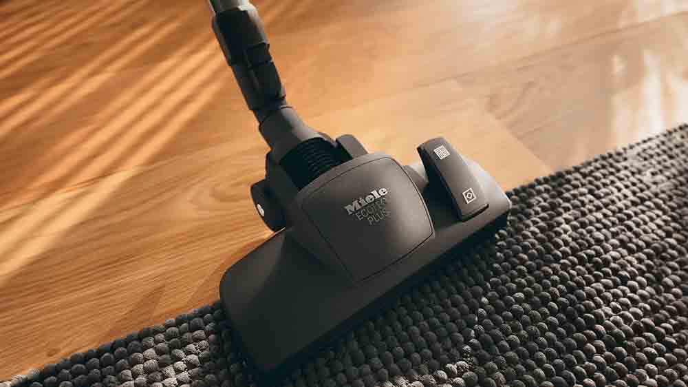 Podlahová hubice vysavače přejíždí z tvrdé podlahy na koberec_04