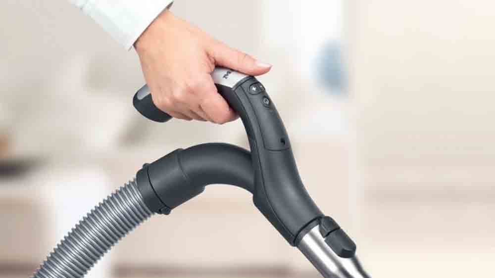 Rukojeť vysavače s integrovan&yacute;m ovl&aacute;d&aacute;n&iacute;m_03