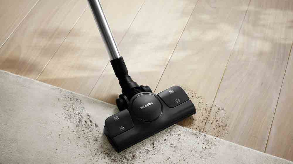 Podlahov&aacute; hubice vysavače přej&iacute;žd&iacute; z tvrd&eacute; podlahy na koberec_05