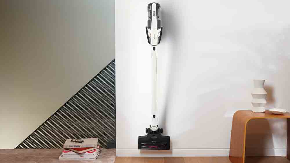 Vysavač Miele Triflex HX2 v drž&aacute;ku na stěně_05