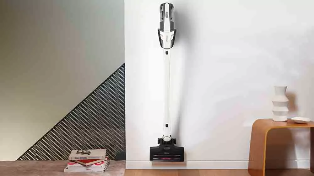 Vysávač Miele Triflex HX2 v držiaku na stene_05