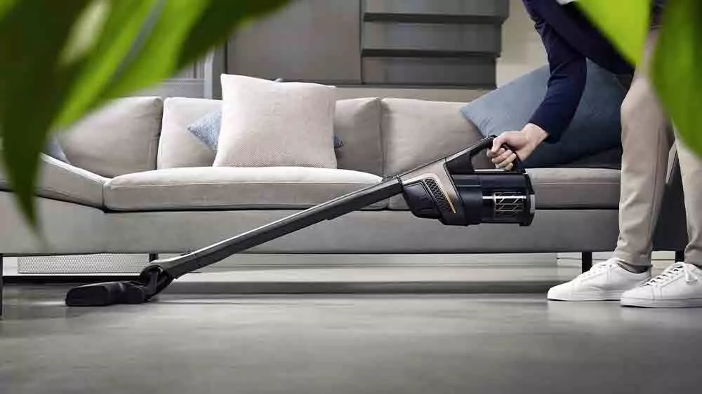 Vysávač Miele Triflex HX2 Cat & Dog upratuje pod pohovkou_02