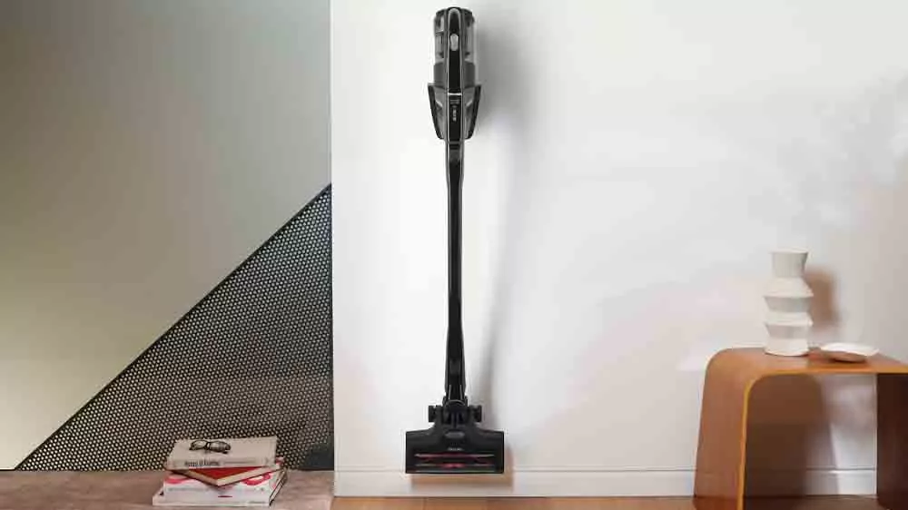 Vysávač Miele Triflex HX2 Cat & Dog v držiaku na stene_05