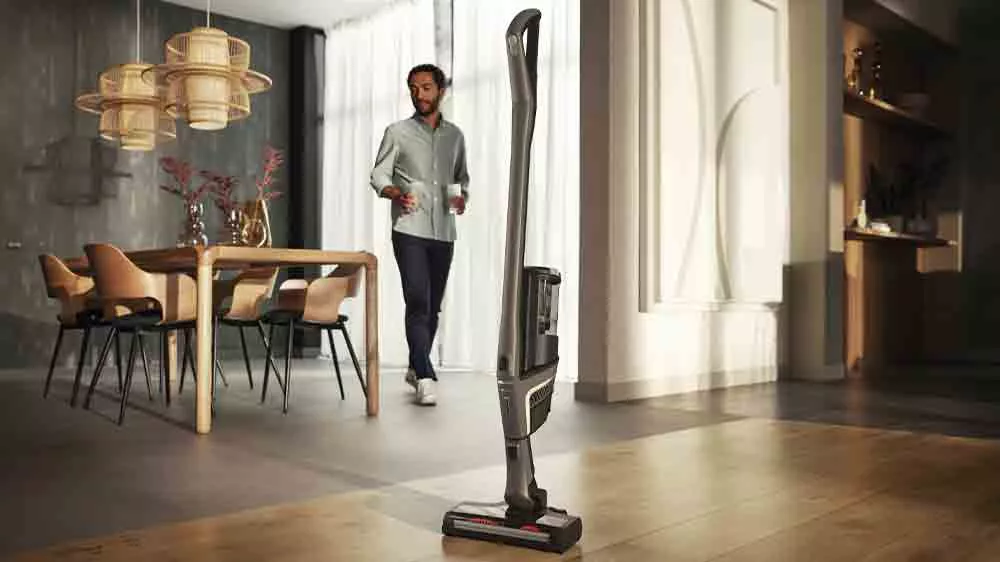 Akumulátorový vysávač Miele Triflex HX2 Pro zaparkovaný v obývacej izbe_02