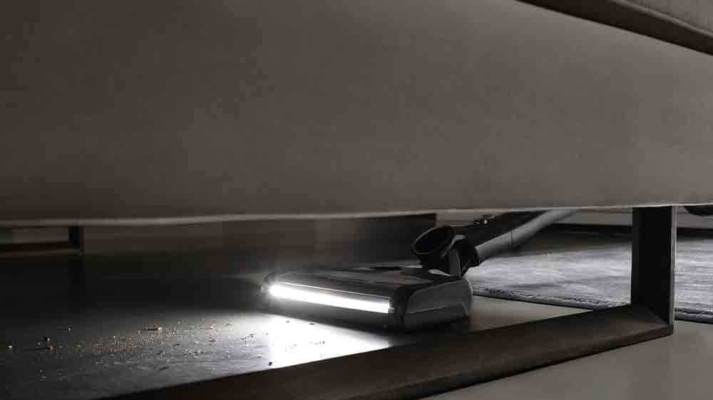 Osvětlen&yacute; kart&aacute;č vysavače Miele ukl&iacute;z&iacute; pod gaučem_03