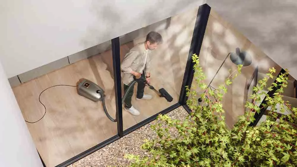 Muž upratuje s vysávačom Miele Guard L1 Comfort_02