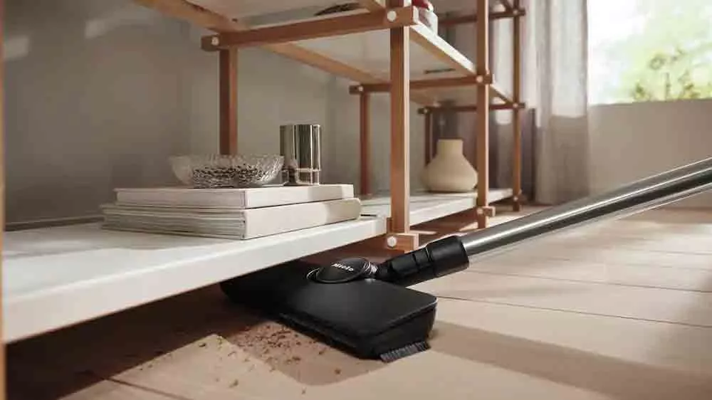 Podlahová hubica AllFloor vysáva pod regálom_04