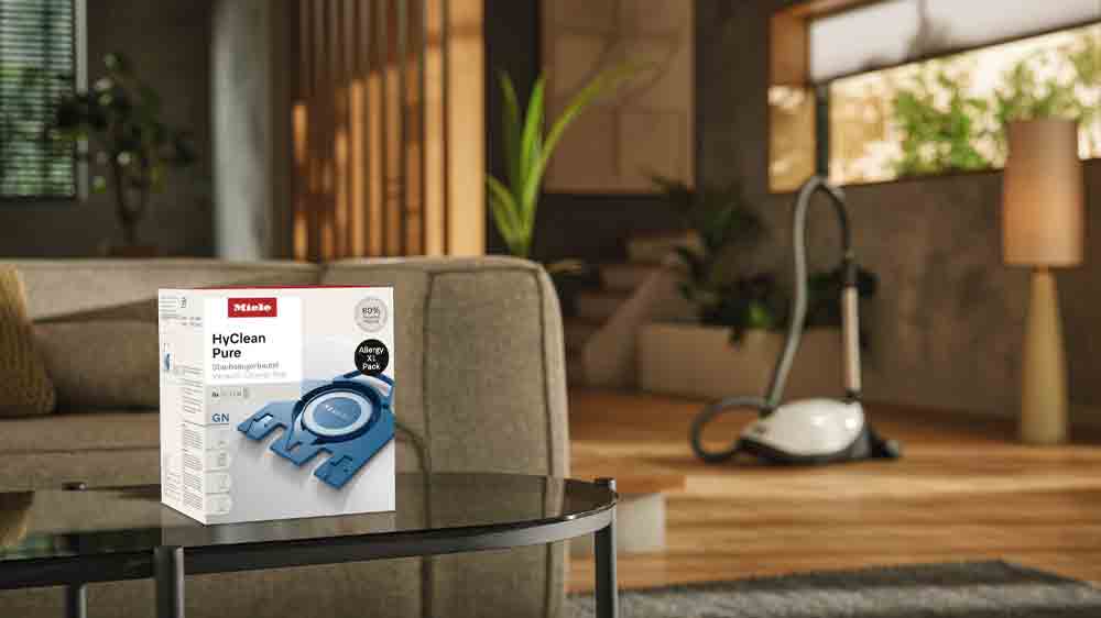 Sáčky do vysavače Miele GN Allergy XL HyClean Pure a vysavač v pozadí_02