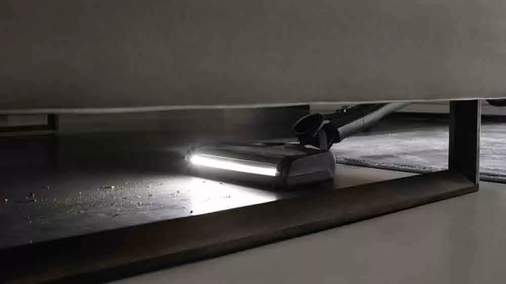 Kefa s LED osvetlením vysáva pod pohovkou_03