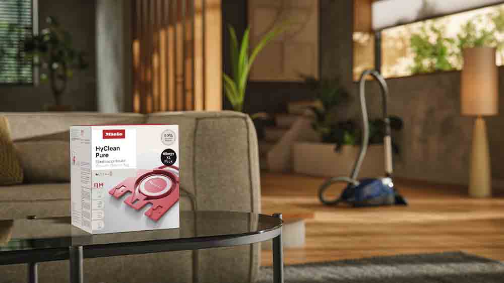 Sáčky do vysavače Miele FJM Allergy XL HyClean Pure a vysavač v pozadí_02
