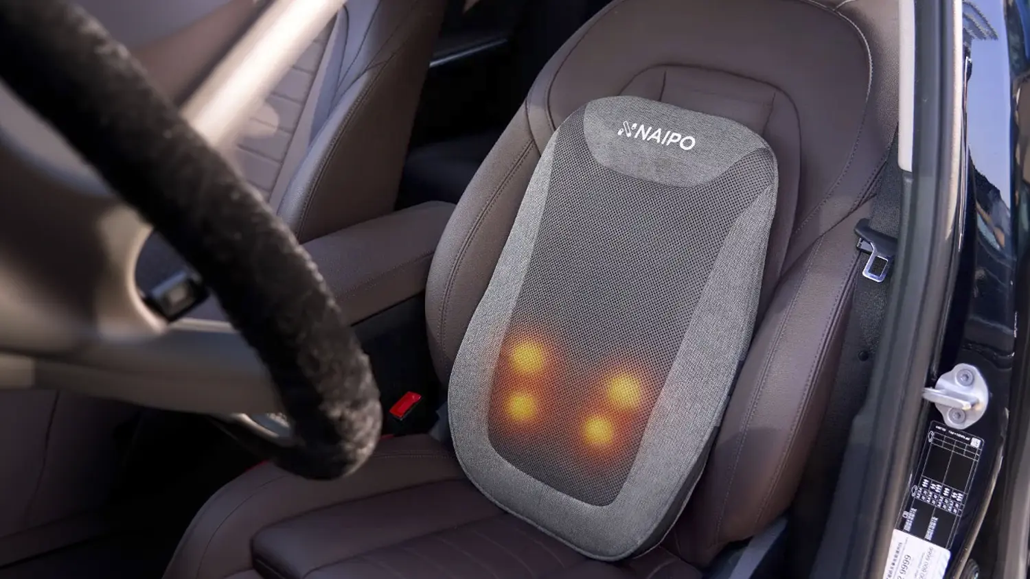 Masážní podložka NAIPO MGB-2403 Mini v autě na sedačce