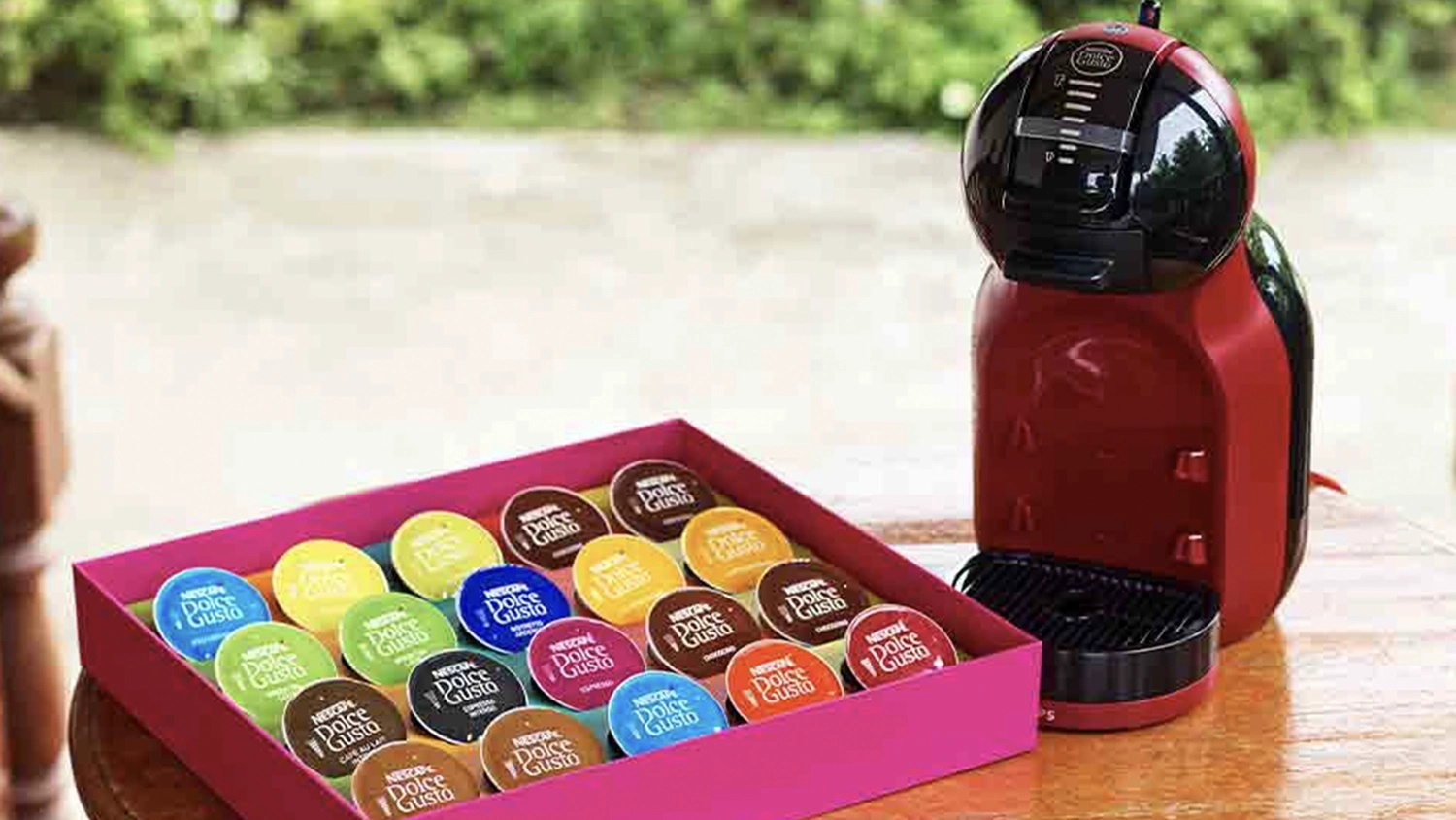 Kapsuly Nescaf&eacute; Dolce Gusto s k&aacute;vovarom