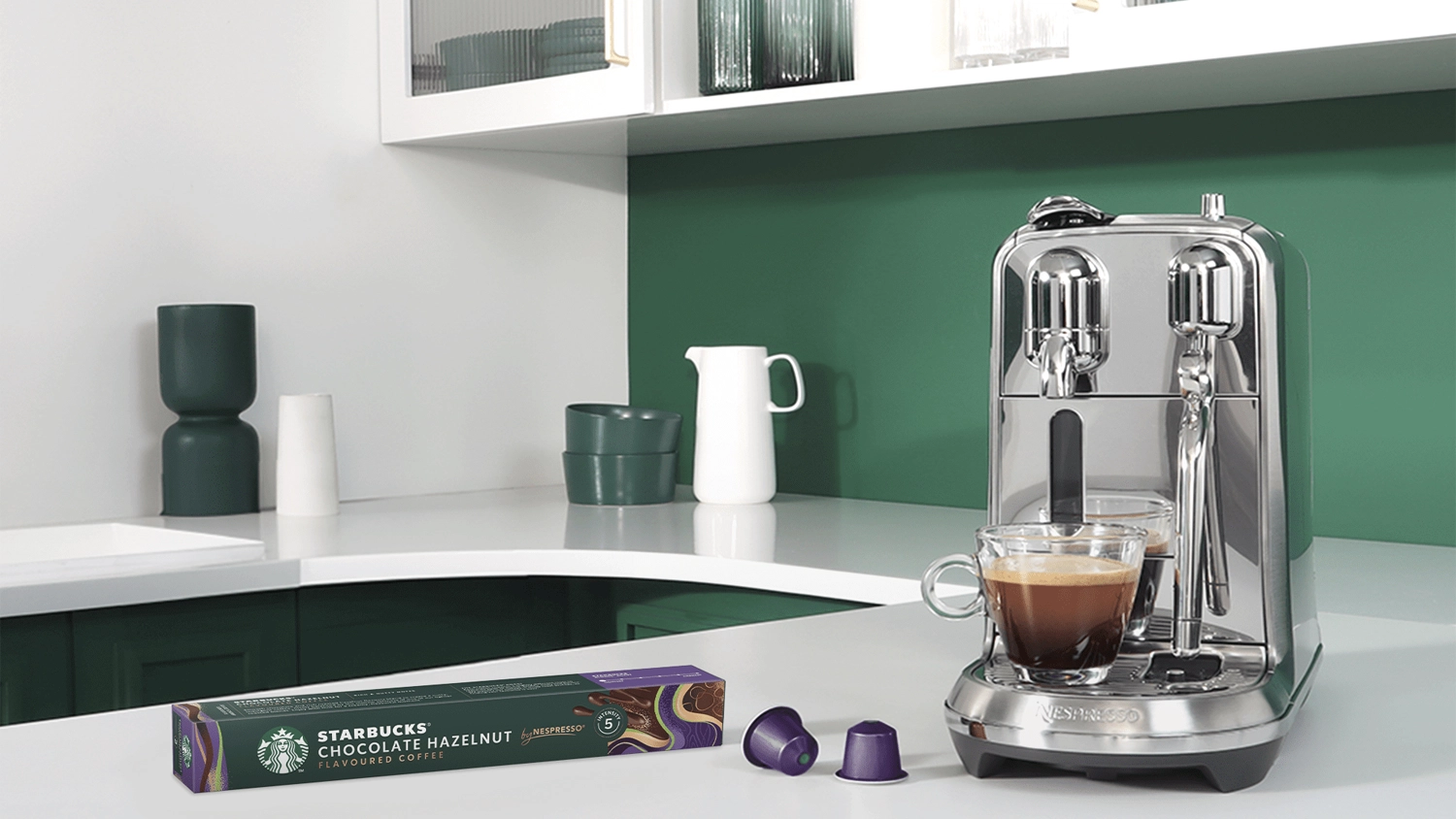 Kapsle Nespresso Starbucks Chocolate Hazelnut na kuchyňské lince vedle kávovaru