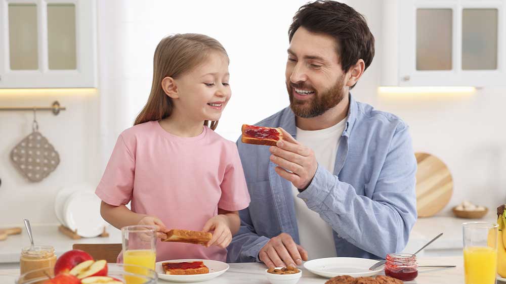 Muž snídá opečený toust se svou dcerou_05