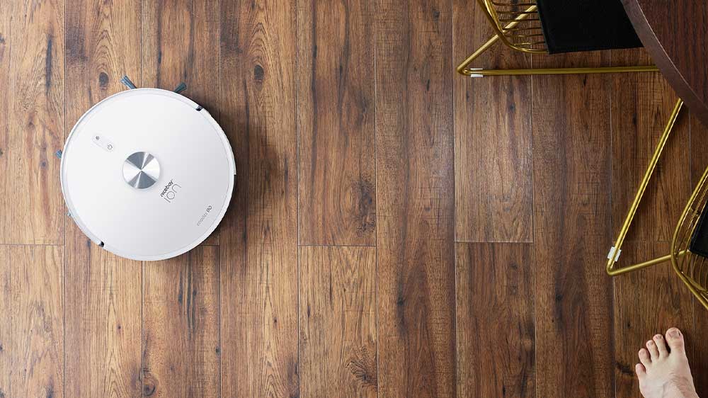 Robotický vysavač Niceboy ION Charles i10 White na podlaze_03