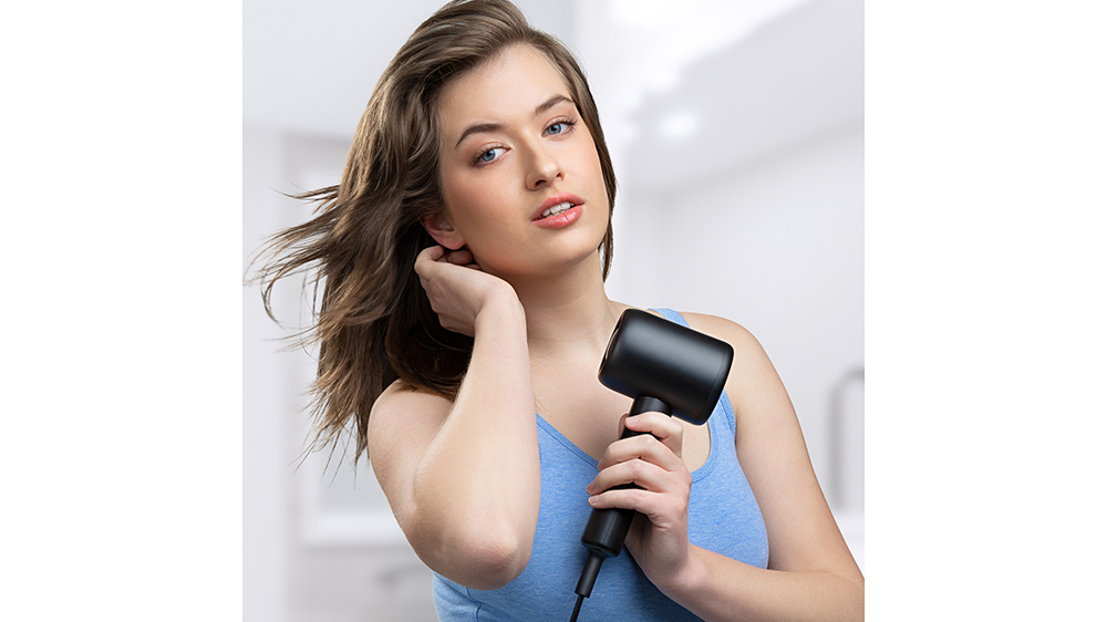 Fén na vlasy Niceboy ION AirSonic POP onyx žena si suší vlasy_02