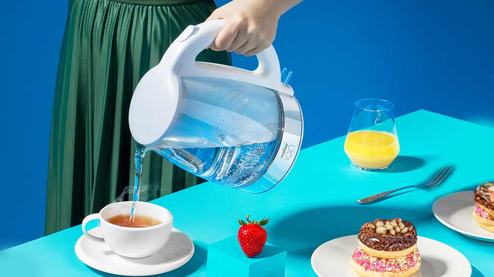 Žena nalévající vodu z rychlovarné konvice Niceboy ION Kettle K1 Crystal Glass do hrnku_03