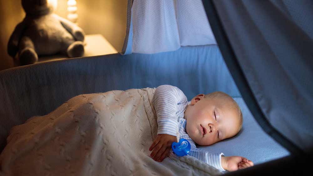 Miminko sledované chůvičkou spinká v postýlce_02