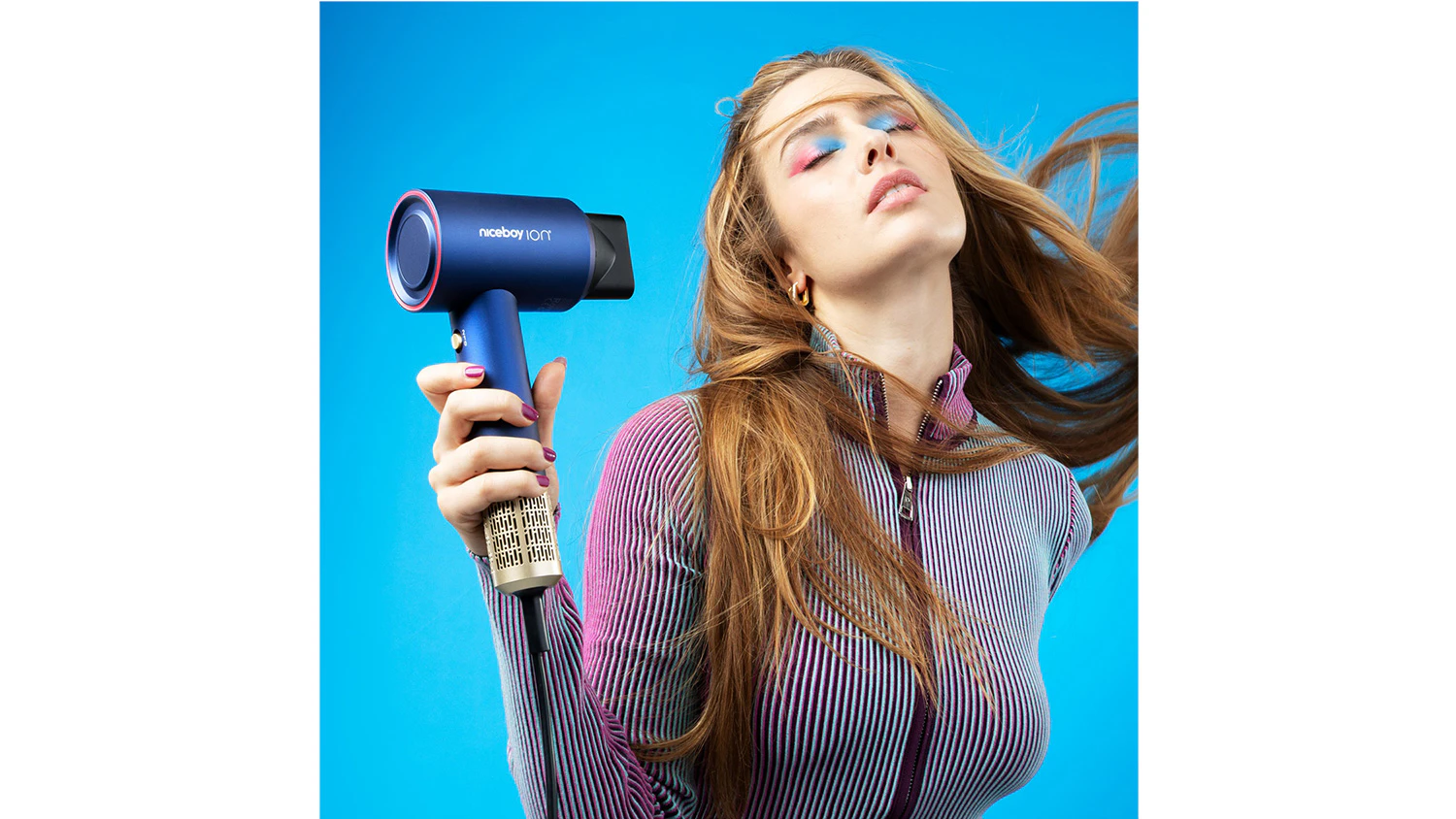 Žena použ&iacute;vaj&uacute;ca f&eacute;n Niceboy AirSonic ELITE