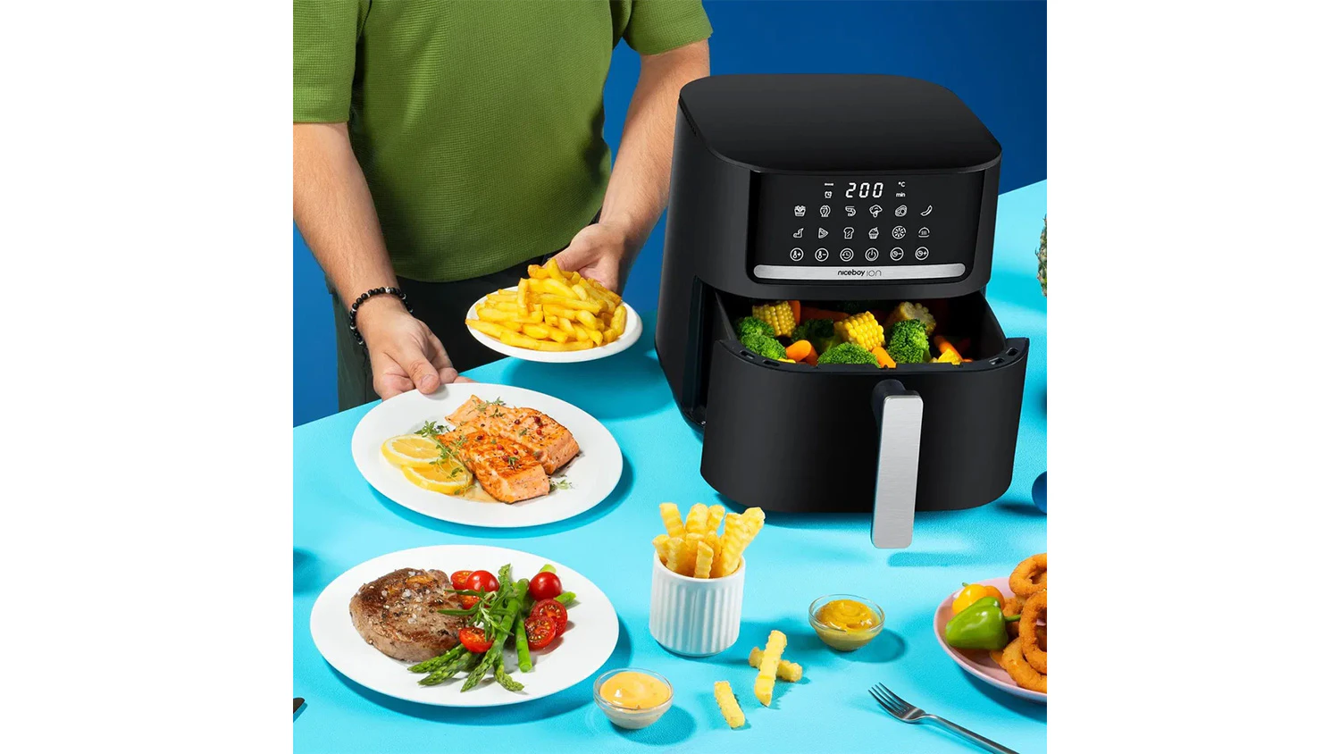 Jídlo vevnitř a vedle horkovzdušné fritézy Niceboy AirFryer PRO