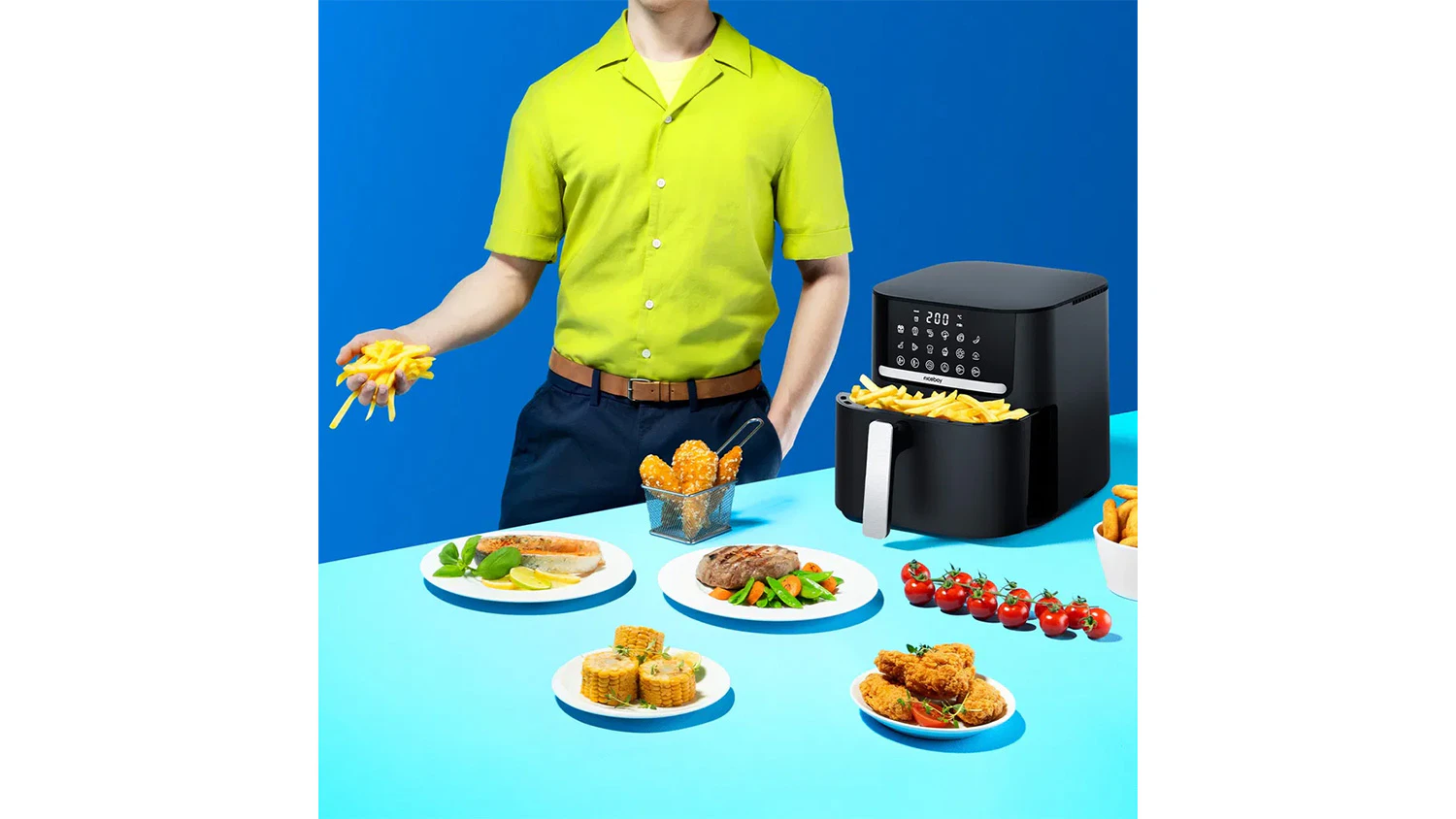 Muž připravující hranolky v horkovzdušné fritéze NIceboy AirFryer PRO
