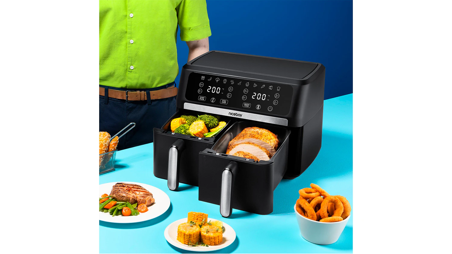Muž a horkovzdušná fritéza Niceboy AirFryer DUO s jídlem