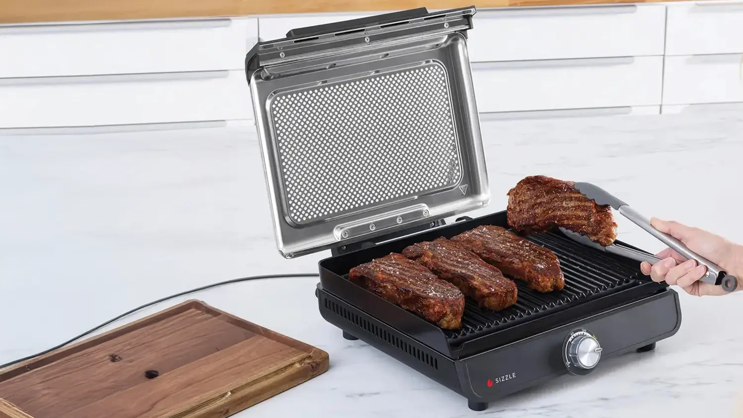 Muž myjící desky grilu Ninja GR101EU Sizzle Smokeless