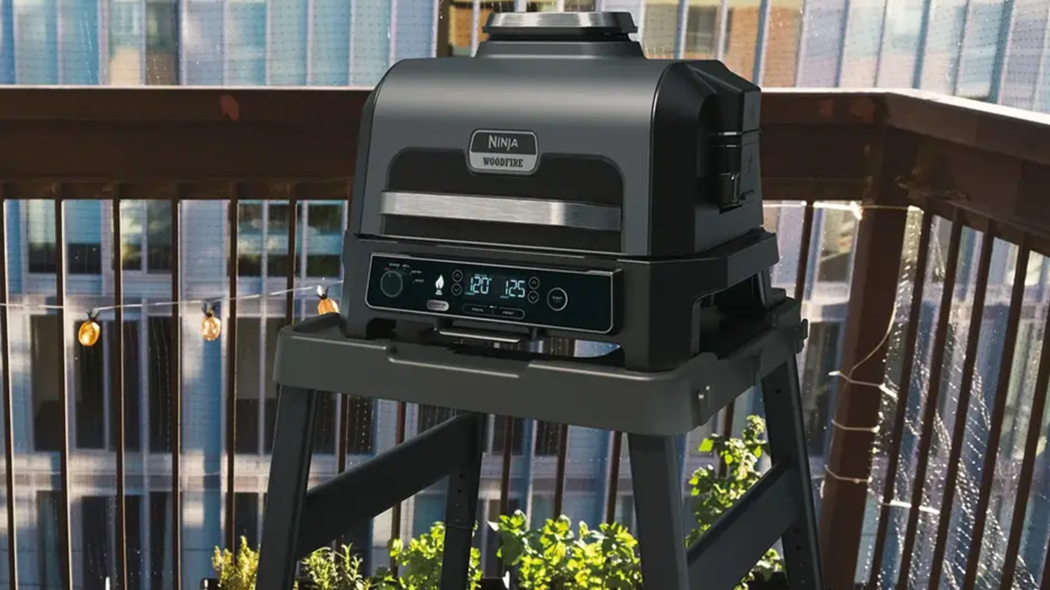 Venkovní gril Ninja Woodfire Pro XL OG850EU na balkóně