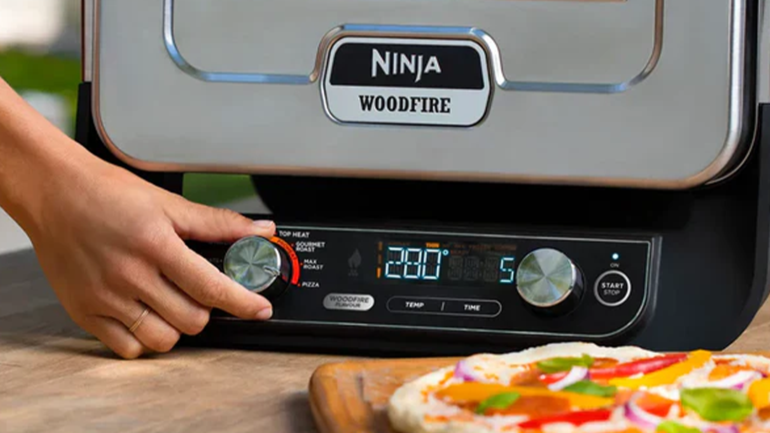 Nastavení teploty pece na pizzu Ninja Woodfire OO101EU