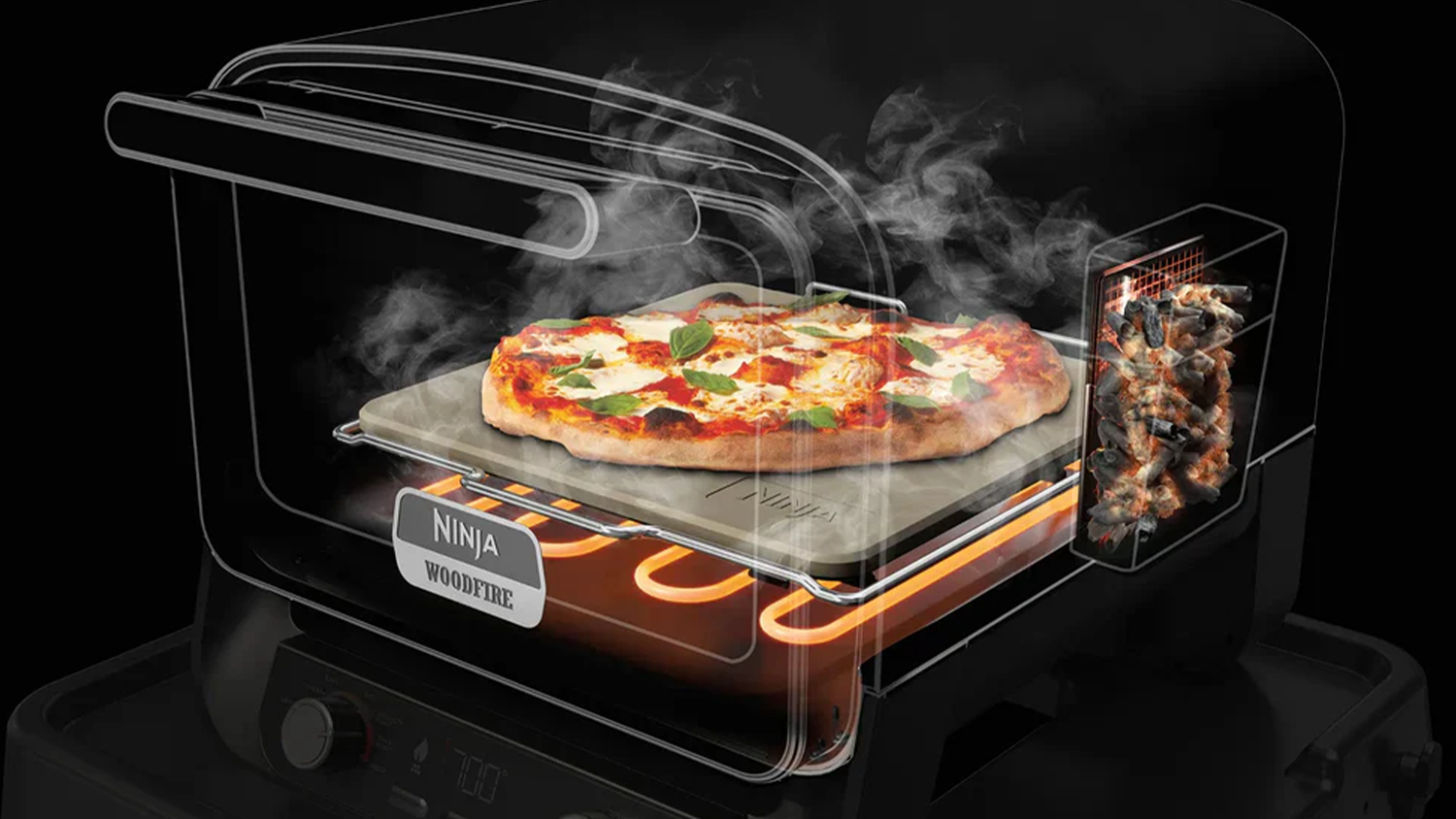 Vnitřní prostor pece na pizzu Ninja Woodfire OO101EU s pizzou uvnitř