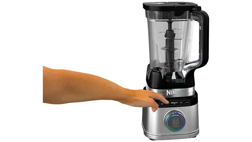 Muž připravuje 4 drinky ve stolním mixéru Ninja TB201EU Detect Power Pro_02