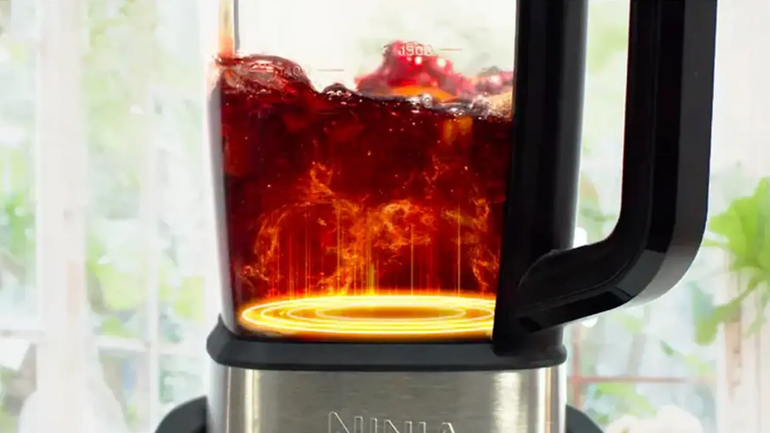 Žena vkládající suroviny na polévku do mixéru Ninja HB150EU Foodi Blender & Soup