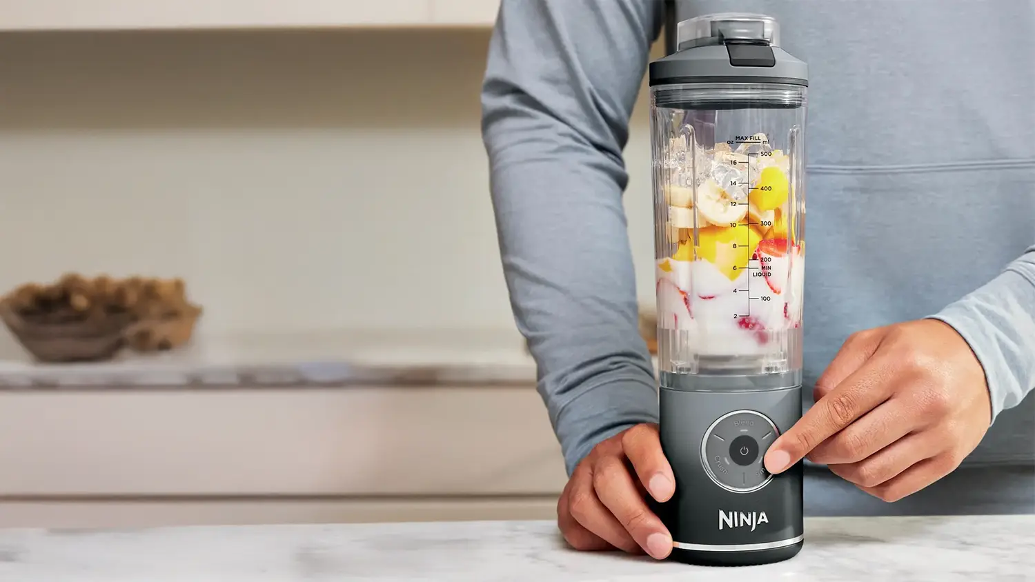 Člověk připravuj&iacute;c&iacute; smoothie s mix&eacute;rem Ninja BC251EUGY BlastMax AKU